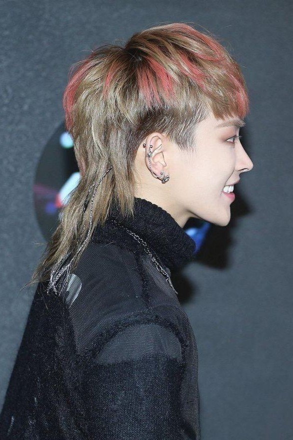 kpop idol hongjong ateez dengan rambut mullet dicat highlight pink
