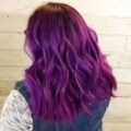 wanita dengan rambut sedang bergelombang berwarna ungu violet