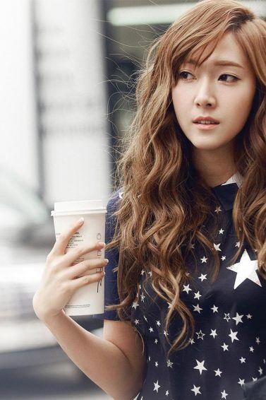 selebriti korea jessica jung dengan rambut panjang warna cokelat keriting