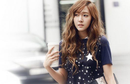 selebriti korea jessica jung dengan rambut panjang warna cokelat keriting
