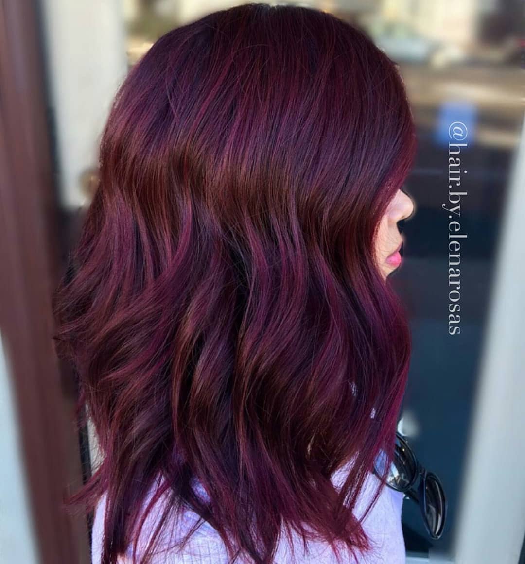Wanita dengan warna rambut burgundy purple.
