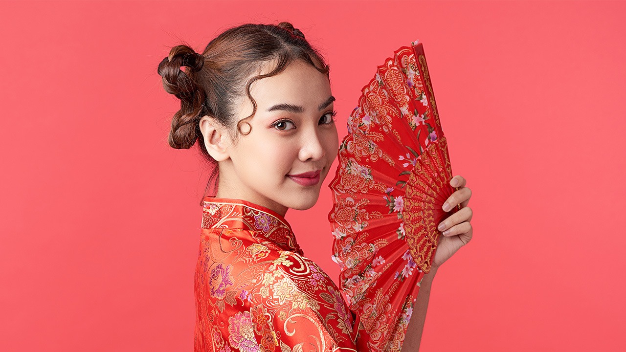 wanita asia dengan baju imlek dan rambut dikepang dua