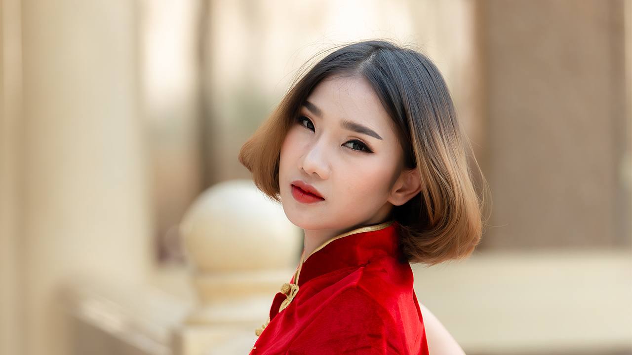 wanita asia dengan rambut pendek blow out warna ombre pirang