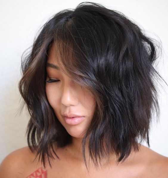 Wanita Asia dengan rambut choppy bob.