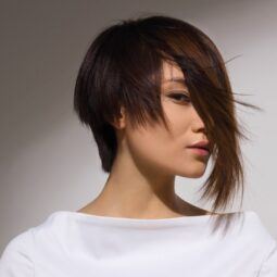 wanita asia dengan rambut asimetris
