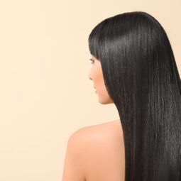 wanita asia tampak belakang dengan rambut lurus panjang tergerai