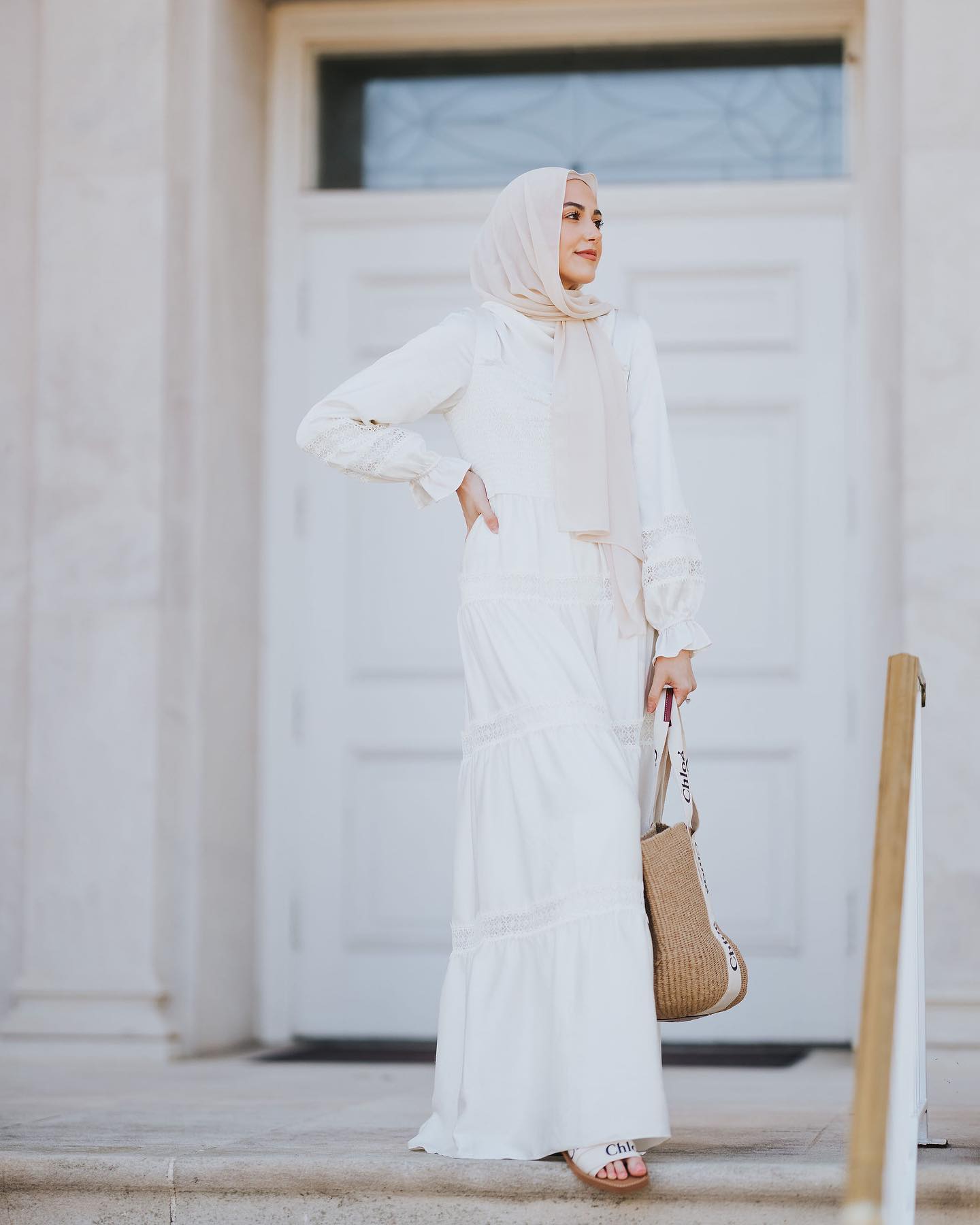 Gamis Putih Cocok dengan Jilbab Warna Apa? Ini 13 Inspirasinya! | All