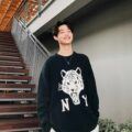 Seleb Muda Indonesia Gabriel Prince mengenakan sweater warna hitam dengan gaya rambut belah tengah a la Korea.