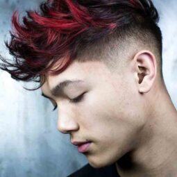 Pria Asia dengan potongan rambut undercut beraksen highlight warna merah.