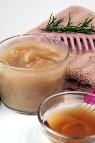 Foto perawatan rambut dengan minyak rosemary oil lengkap dengan sisir, kuas dan handuk
