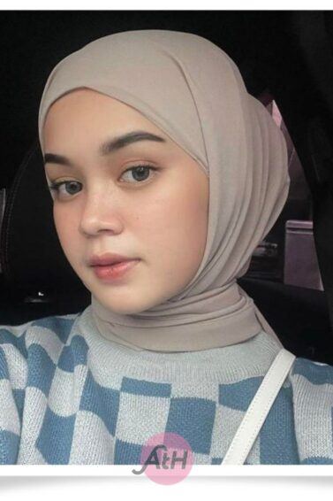 Wanita Indonesia memakai hijab pashmina inner.