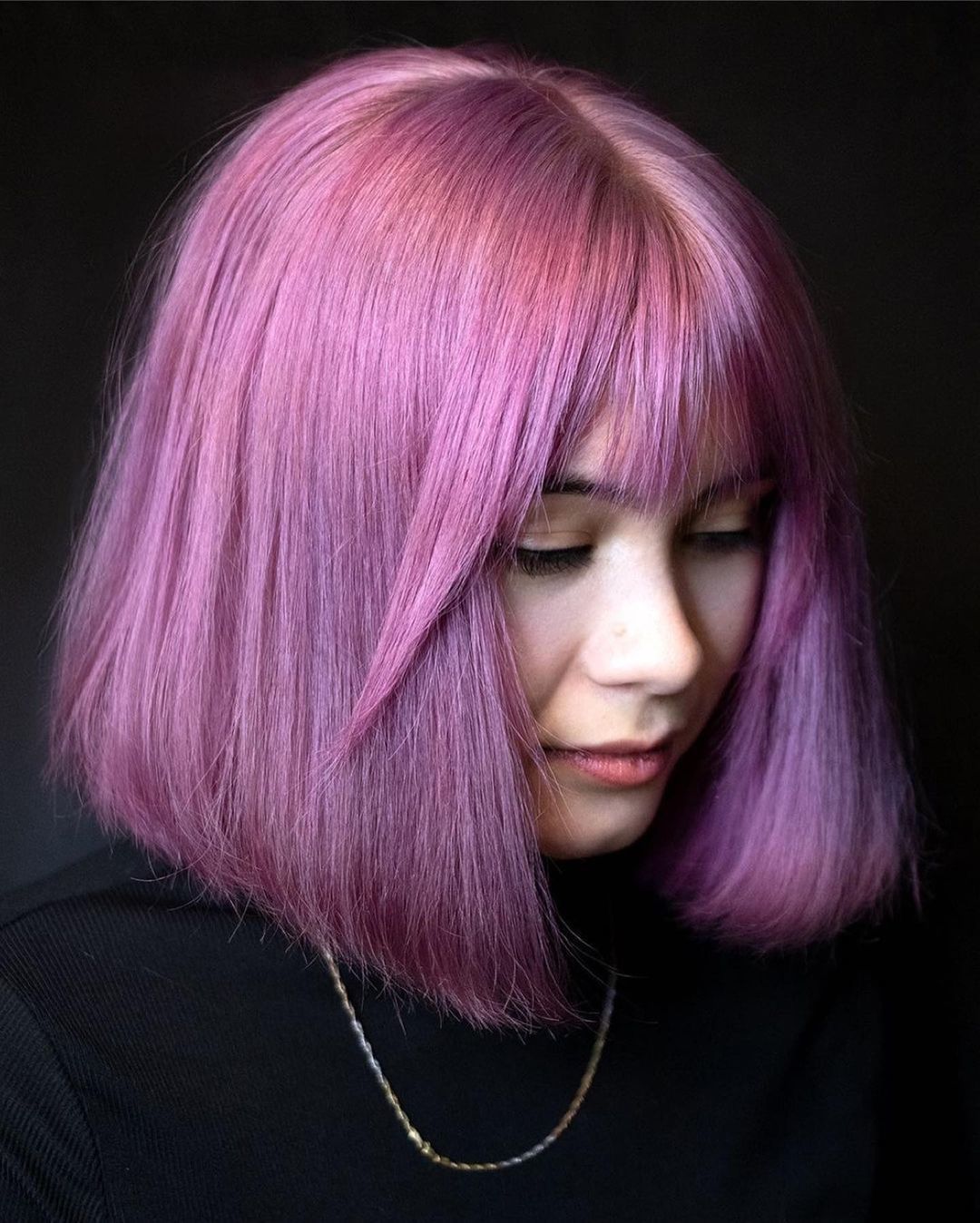 wanita dengan rambut pendek berwarna ungu