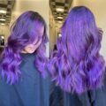 wanita dengan rambut panjang bergelombang warna ungu