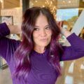 wanita asia dengan rambut panjang berwarna ombre ungu