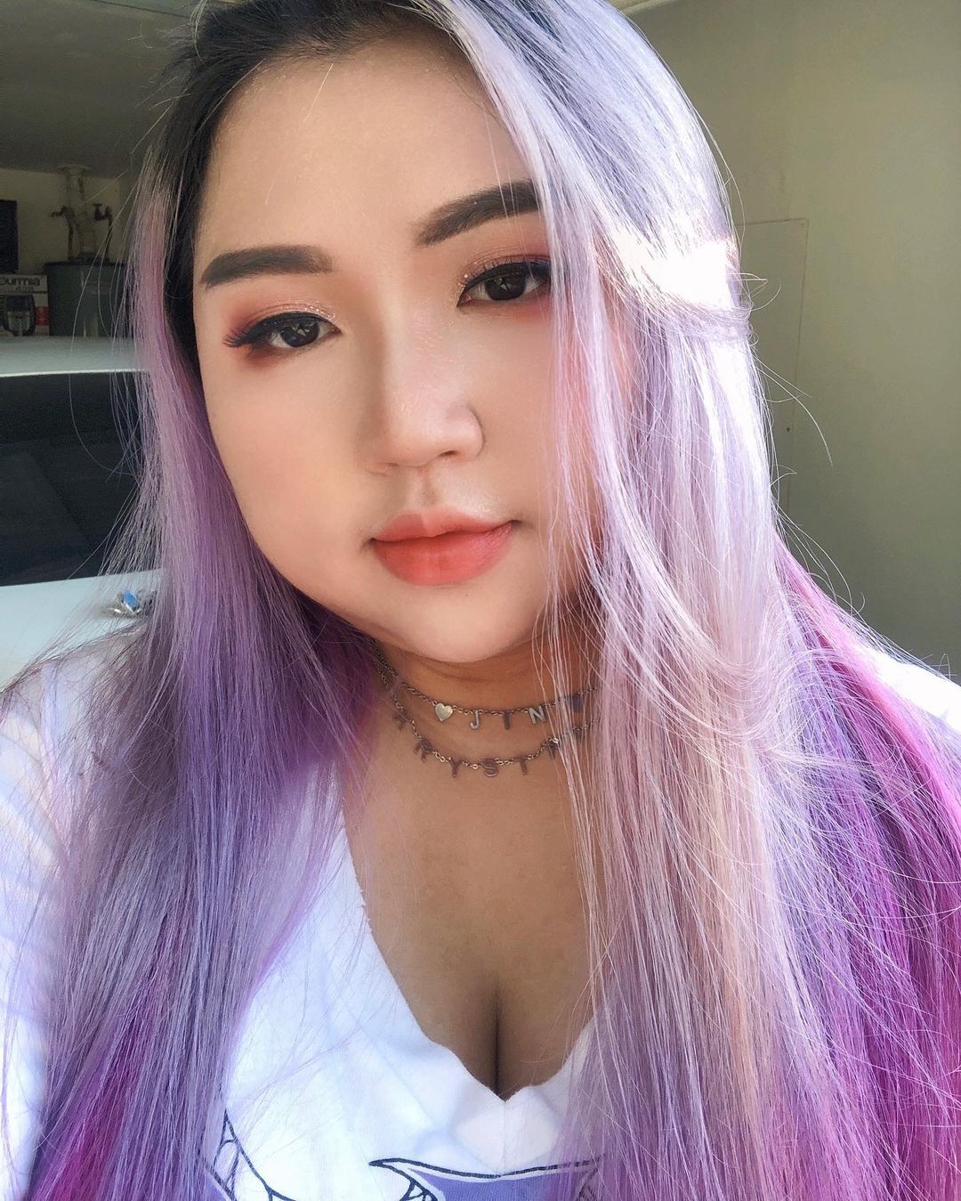 wanita asia dengan rambut panjang warna ombre pink ungu