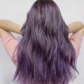 wanita dengan rambut panjang warna ash purple balayage