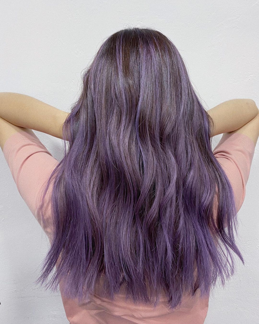 wanita dengan rambut panjang warna ash purple balayage