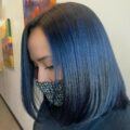 wanita dengan rambut pendek warna blue black