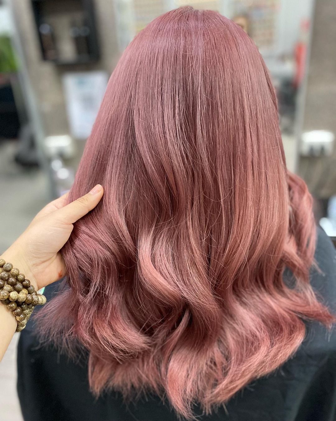 wanita tampak belakang dengan warna rambut ash pink
