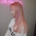 wanita asia dengan rambut panjang warna sakura pink