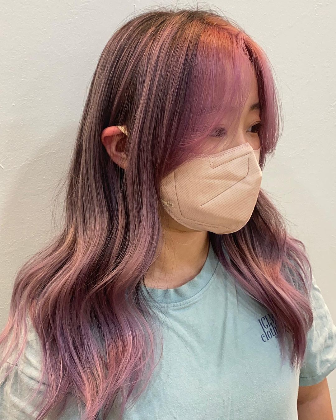 wanita asia dengan rambut panjang bergelombang warna pink highlight