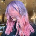 wanita dengan rambut sedang berwarna ombre ungu dan pink pastel