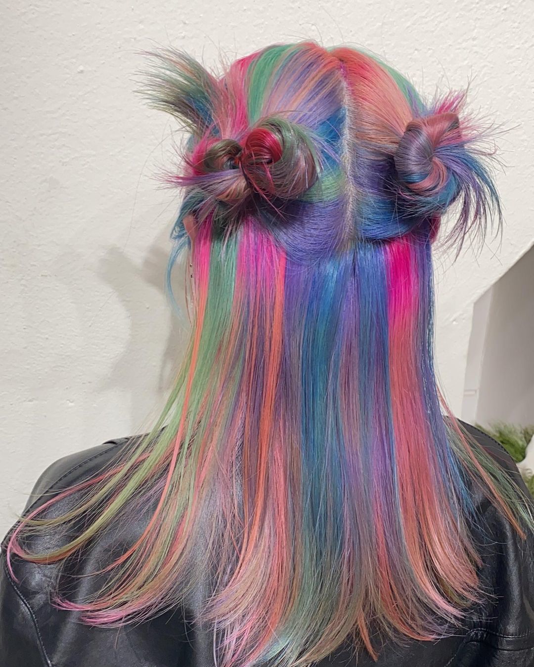 wanita dengan rambut pastel pelangi