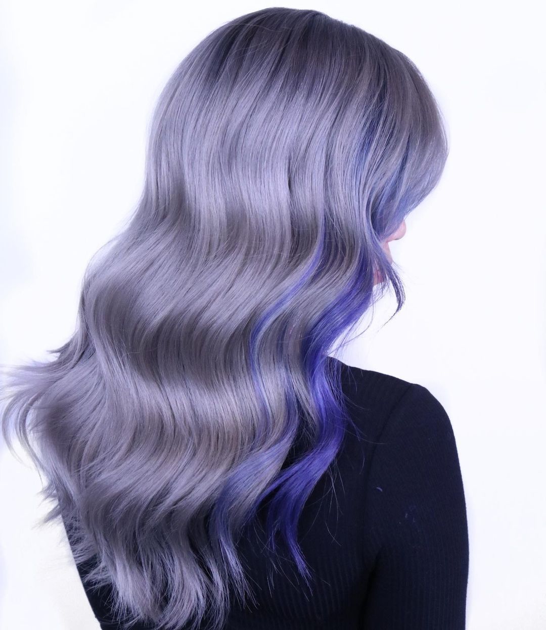 wanita dengan rambut panjang bergelombang warna biru periwinkle
