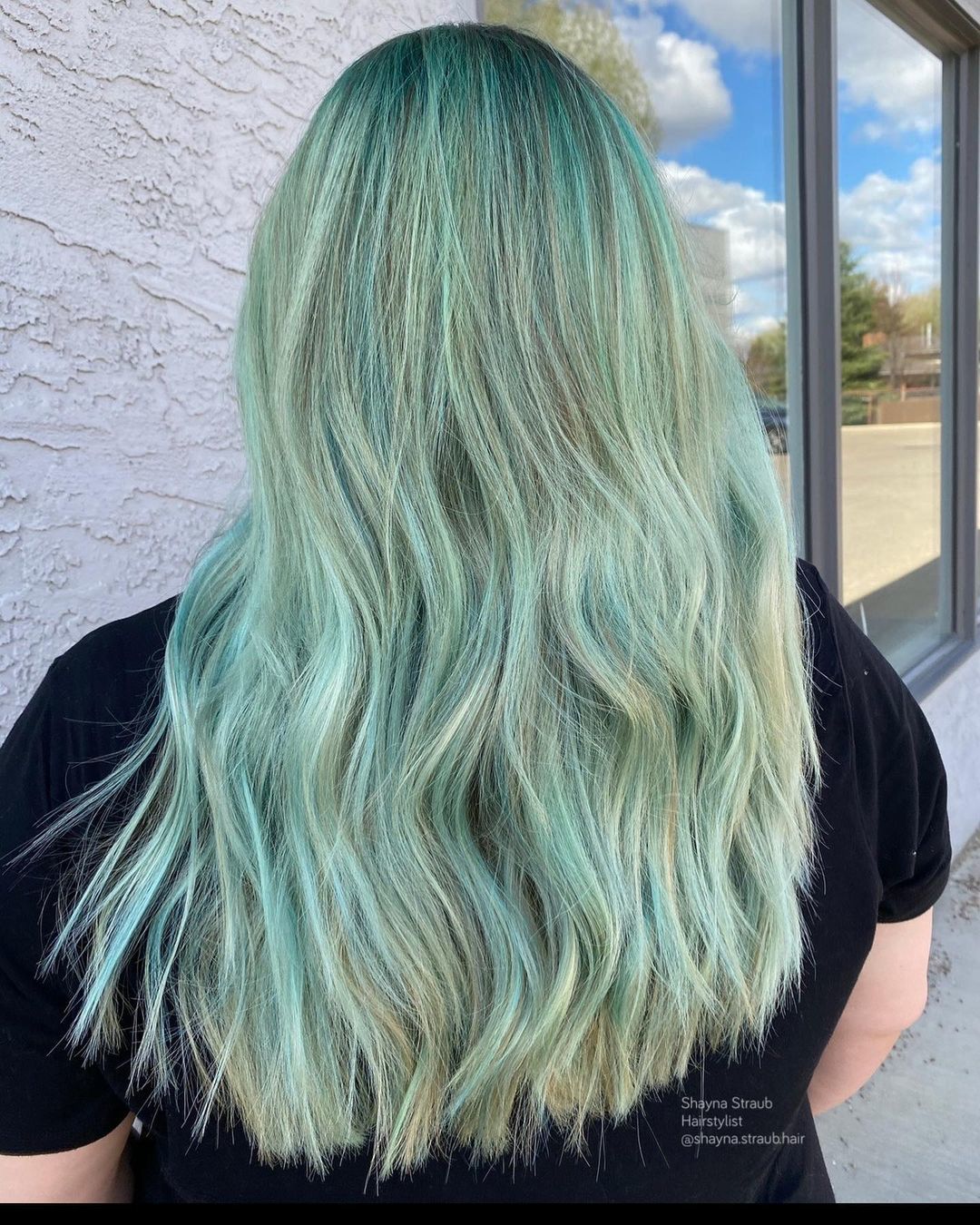 wanita dengan rambut panjang warna hijau pastel