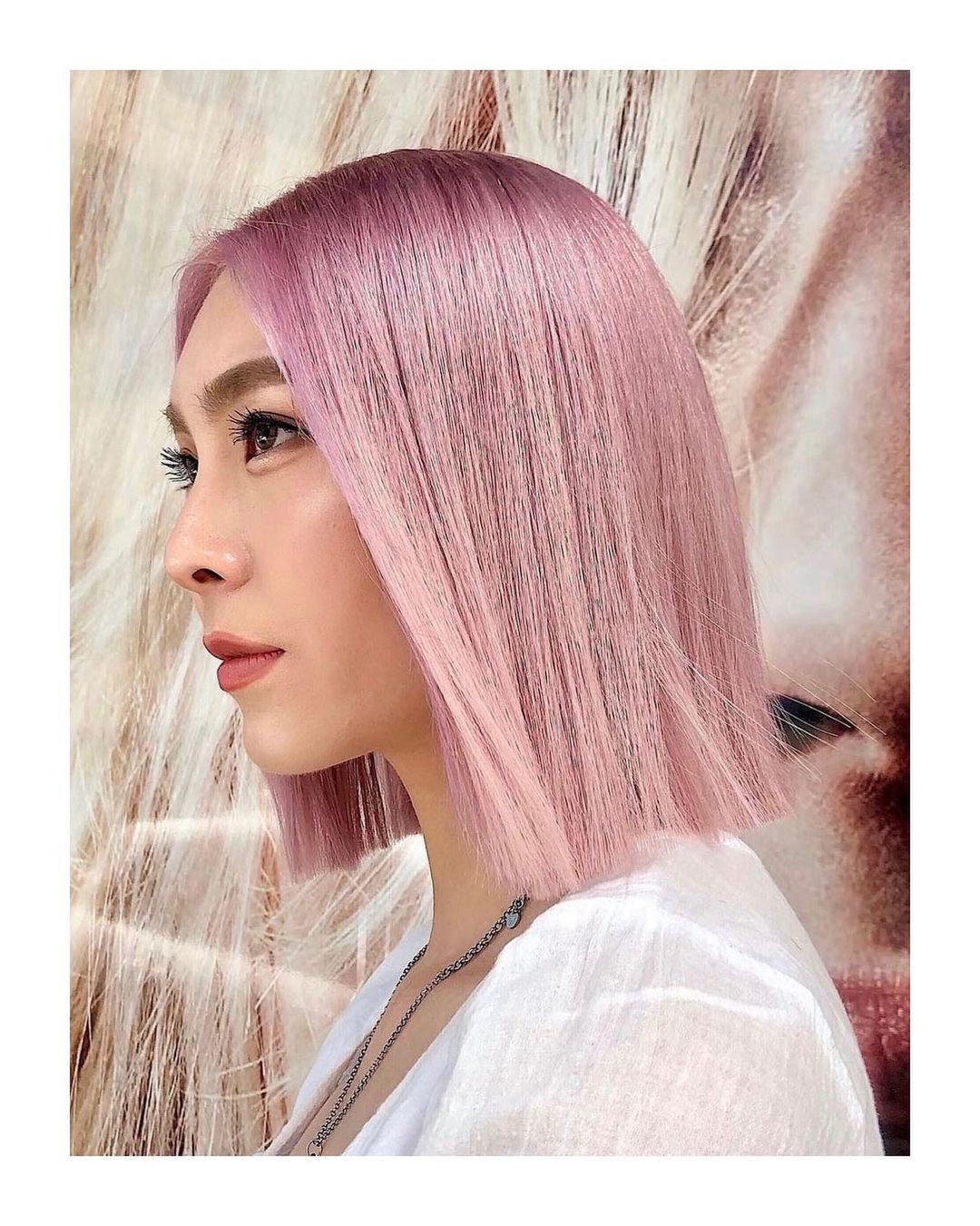 wanita asia dengan rambut pendek warna lilac ungu pastel