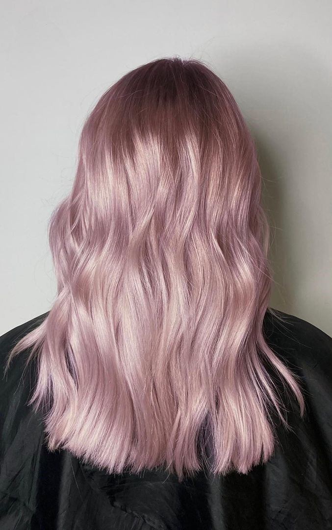 wanita tampak belakang dengan rambut sedang berwarna pink pastel