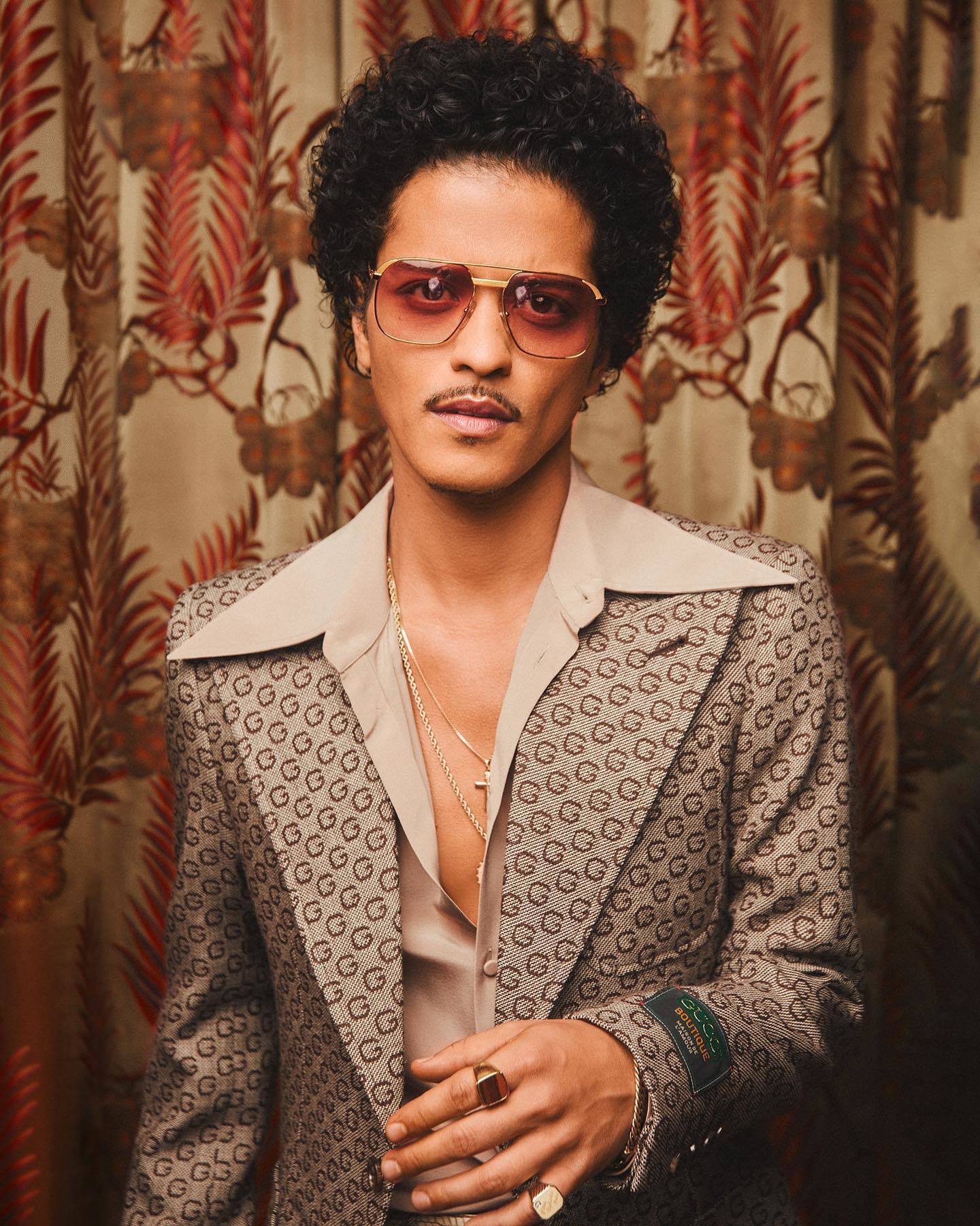 Penyanyi Bruno Mars dengan gaya rambut keriting natural yang mengembang