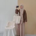 Selebgram Indonesia berhijab kenakan atasan warna cokelat tua dan hijab pashmina warna beige.