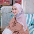 Selebgram hijab Indonesia kenakan baju warna cokelat dan jilbab motif warna dusty purple.