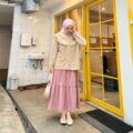 Selebgram hijaber Indonesia kenakan atasa sweater warna cokelat beige dan jilbab warna pink muda.