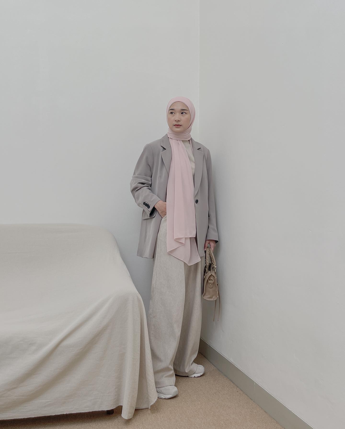 11 Inspirasi Warna Jilbab Untuk Baju Abu-Abu, Anti Kusam! | All Things ...