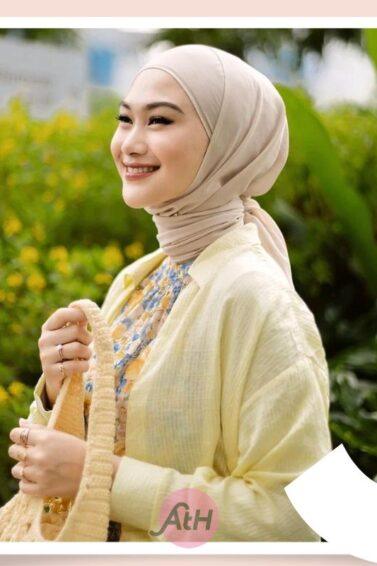 Indah Nada Puspita pakai baju kuning dan jilbab warna krem.