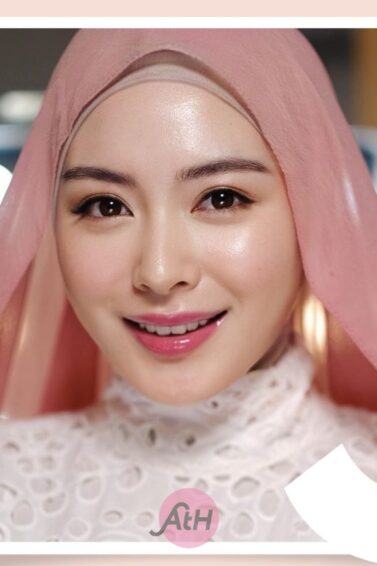 Ayana Moon dengan makeup flawless khas Korea dan hijab warna pink.