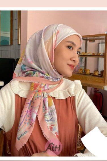 Wanita Asia mengenakan hijab voal motif