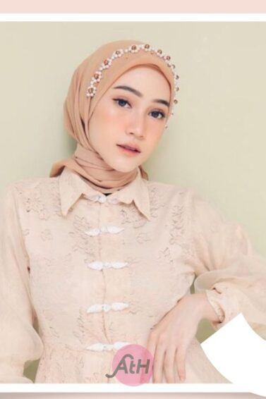 Wanita Indonesia mengenakan hijab dengan aksesori headband
