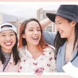 Tiga wanita Asia sedang tertawa bahagia
