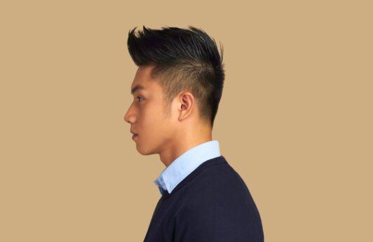 pria indonesia dengan model rambut undercut kombinasi faux hawk