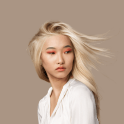 wanita asia dengan rambut blonde