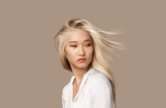 wanita asia dengan rambut blonde