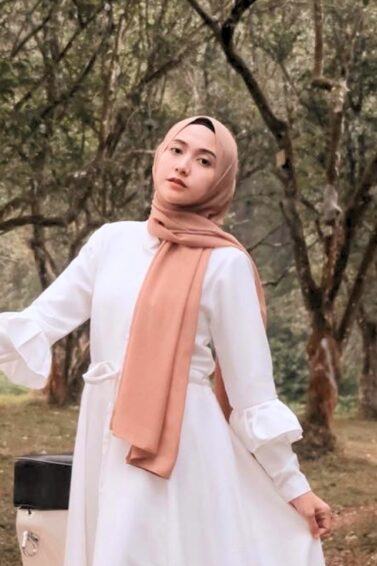 selebgram hijab nisacookie dengan gamis putih