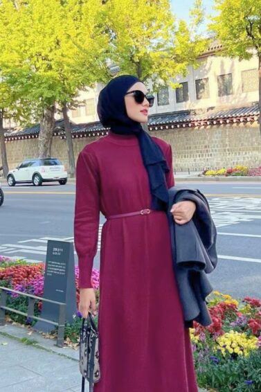 wanita muslim berhijab dengan baju warna maroon
