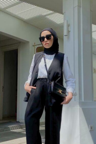 selebgram hijab amalia elle dengan outfit monokrom hitam putih