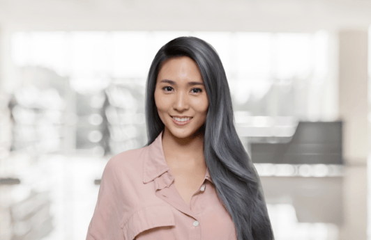 wanita asia dengan rambut panjang warna abu-abu