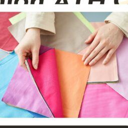 wanita sedang menunjukkan beberapa lembar kain berwarna untuk tes personal colour