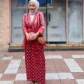 Selebgram Indonesia berhijab mengenakan baju atasan putih, luaran sheer warna merah dan rok batik warna merah.